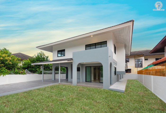 บ้านมือสองตกแต่งใหม่ ม.เมืองเอกประจิม พหลโยธิน87 ตกแต่งครบทุกฟังก์ชัน เนื้อที่ 100 ตร.ว. พื้นที่ใช้สอยเยอะ พร้อมฟังก์ชัน 3 ห้องนอน 4 ห้องน้ำ 1 ห้องอเนกประสงค์ 1 ห้องแม่บ้าน จอดรถได้ 4 คัน เชื่อมต่อทุกการเดินทาง ใกล้รถไฟฟ้าสายสีแดง "สถานีหลักหก"และทางด่วน "ศรีสมาน"